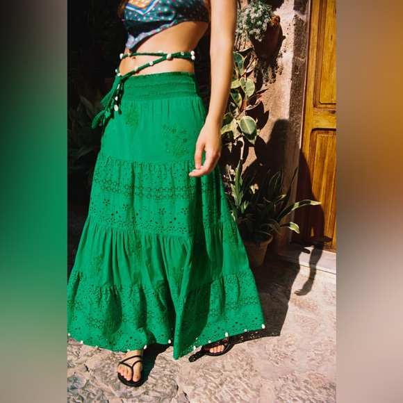 Embroidered skirt with sea shell design - Picture 12 of 14